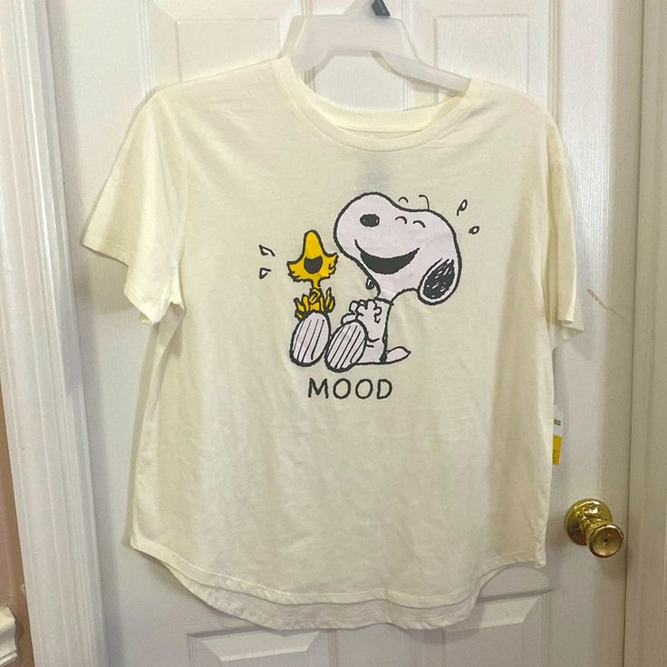 Peanuts Snoopy Happy Mood Graphic Short Sleeve Tee Shirt; Scalloped High Low Bottom Hem; Cotton/Polyester; Color: Winter White; Size: Xxxl(Pit To Pit Is 23"; Front Length Is 24 1/2", Length In Back Is 26") Snoopy, Peanuts Shirts, Charlie Brown Halloween, Snoopy Shirt, Snoopy T Shirt, Happy Mood, Light Blue Shirts, Grey Tee, Peanuts Snoopy