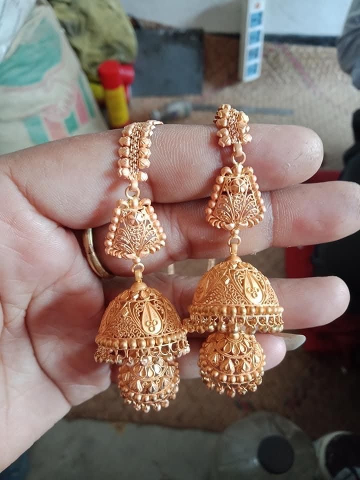 Unique Gold Jhumka Designs, Gold Jhumka Earrings Bridal, Gold Jhumka Designs, Jewellery Design Gold, Jwellary Design, Golden Jhumka, Jhumka Design, Gold Earing, Nice Earrings