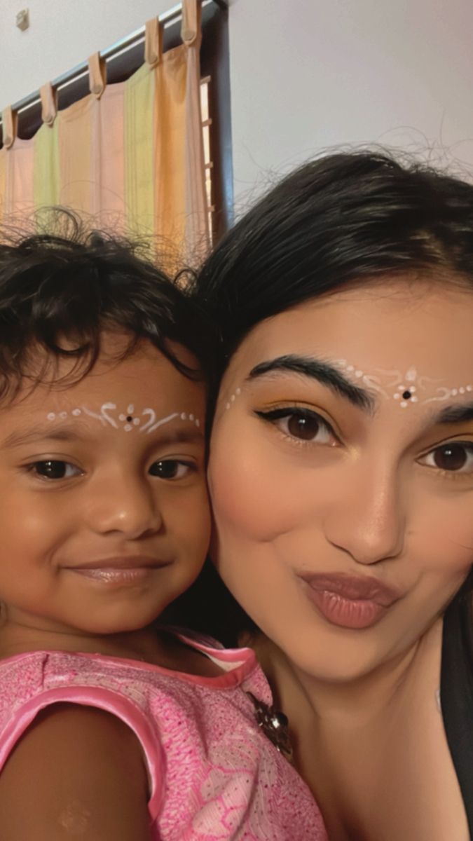 Gopi Look For Janmashtami, Gopi Makeup Looks, Radhe Makeup Look, Radharani Makeup Look, Bharatanatyam Eye Makeup, Gopi Dots Makeup, Radha Look Photoshoot, Radha Dots, Radha Makeup Look For Women