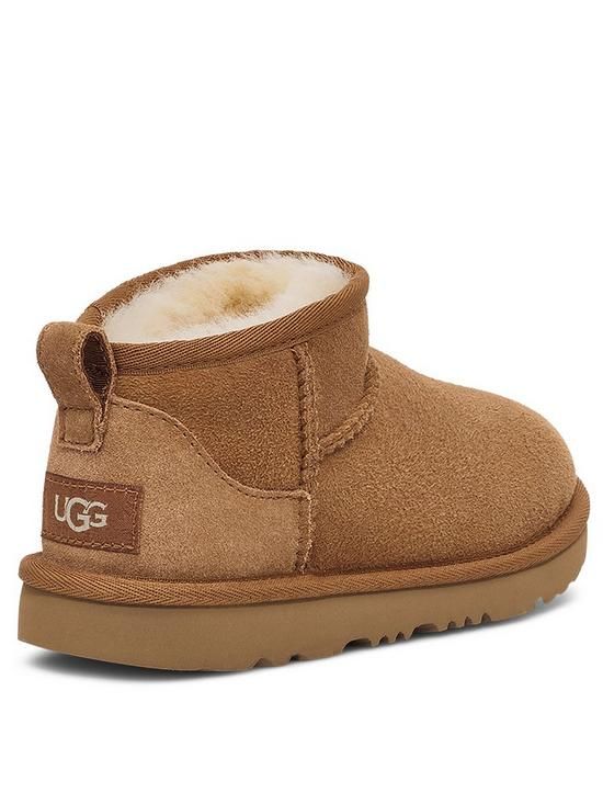 Ugg Classic Ultra Mini Boot Material Content: PPER: 100% Leather LINING: 53.68% Wool, 35.79% Lyocell, 10.53% UNIFI REPREVE Polyester SOLE: EVA 17mm Twinface sheepskin upper Asymmetrical topline, Overlock stitch detailing on seams, Rear pull tab, Suede heel counter 17mm sheepskin lining Treadlite by UGG? outsole for comfort Woven label with UGG® logo Ugg Kids, Overlock Stitch, Ugg Classic Ultra Mini, Mini Classic, Sportswear Fashion, Kids Uggs, Fancy Dress Accessories, Fancy Dress For Kids, Ugg Classic