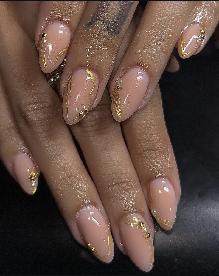 Structured Gel Manicure Designs Short, Short Gold Nails Ideas, Short Gold Nail Designs, Short Nail Designs Gold, Gold Accent Nail Design, Classy Chic Nails, Square Biab Nails, Short Professional Nails, Nails With Gold Design