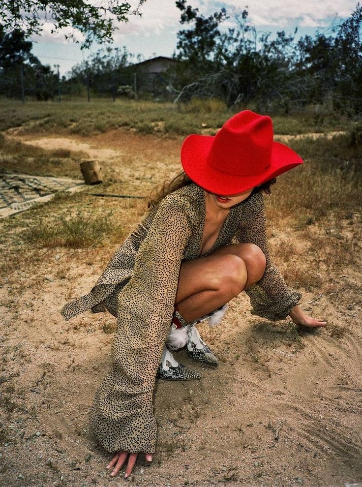 Vogue Photoshoot Ideas, Cowgirl Editorial, Hat Photoshoot Ideas, Traje Cowgirl, Cowgirl Photoshoot, Western Photoshoot, Desert Photoshoot, Vogue Photoshoot, Urban Cowgirl