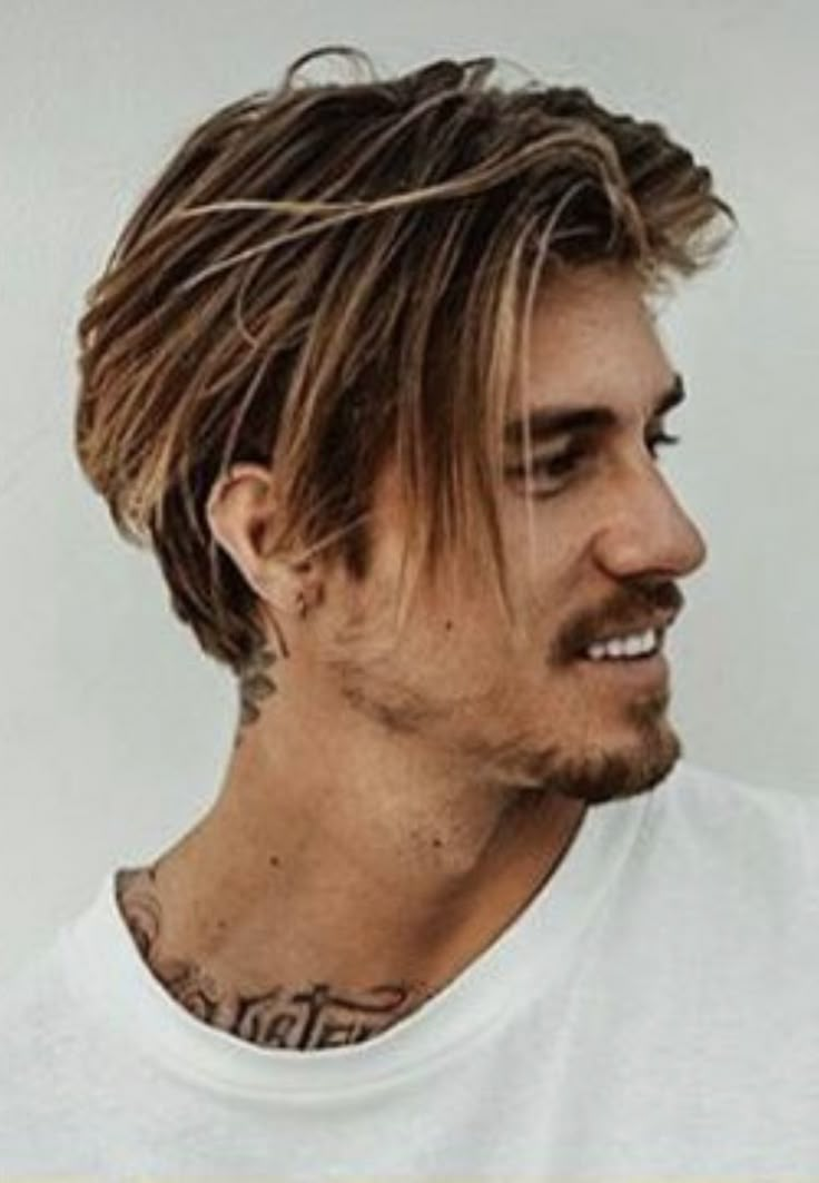 Mens Medium Undercut, Highlighted Mens Hair, Men’s Highlights On Dark Hair, Medium Undercut Men, Highlights On Mens Hair, Men’s Balayage, Mens Brown Hair With Blonde Highlights, Men Brown Hair With Highlights, Man Highlights Hair