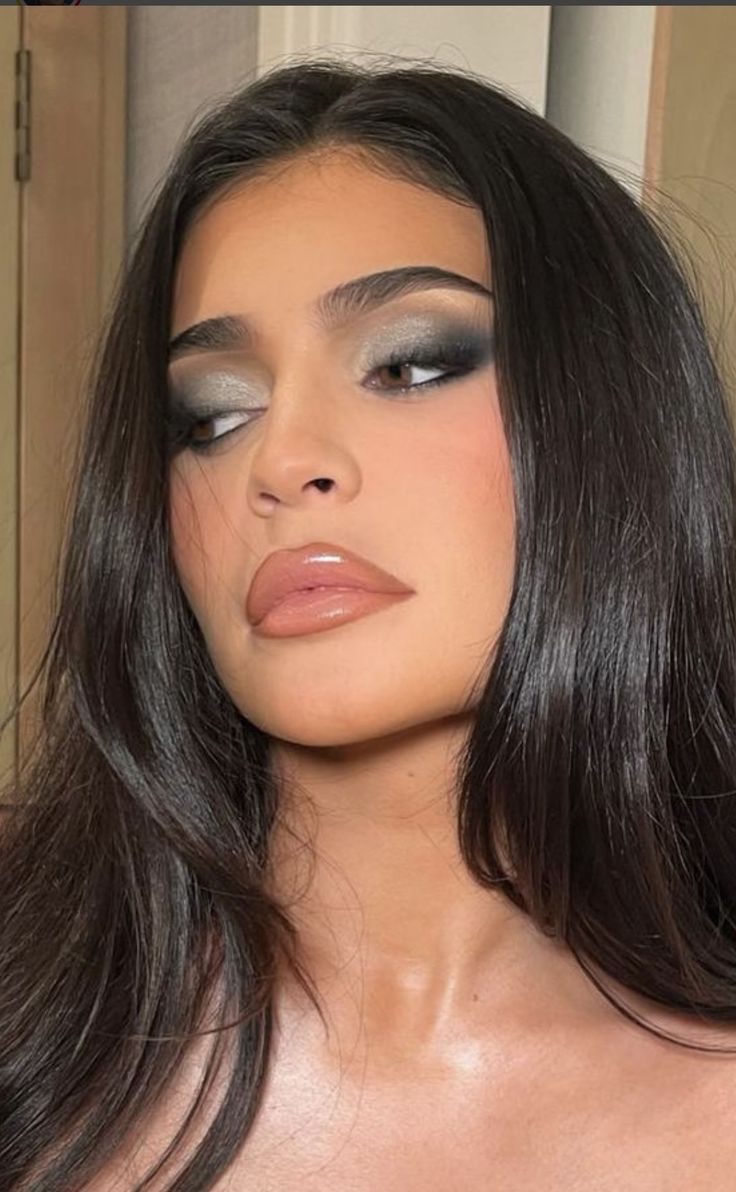 Maquillage Kylie Jenner, Sultry Makeup, Month Challenge, Grey Makeup, Jenner Makeup, Festival Inspo, Kylie Jenner Makeup, Dope Makeup, Makeup Eye Looks