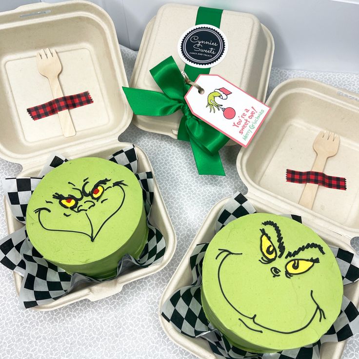 grin face cupcakes with fork and spoon in plastic containers