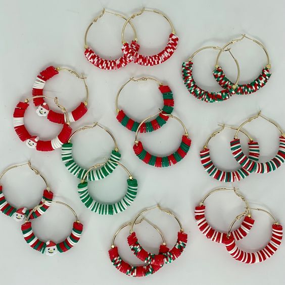 Earrings With Clay Beads, Flat Bead Earrings, Flat Bead Earring Ideas, Christmas Earrings Ideas, Christmas Hoop Earrings, Clay Beaded Earrings, Diy Earrings Christmas, Christmas Jewelry Diy Earrings, Clay Beads Earring Ideas