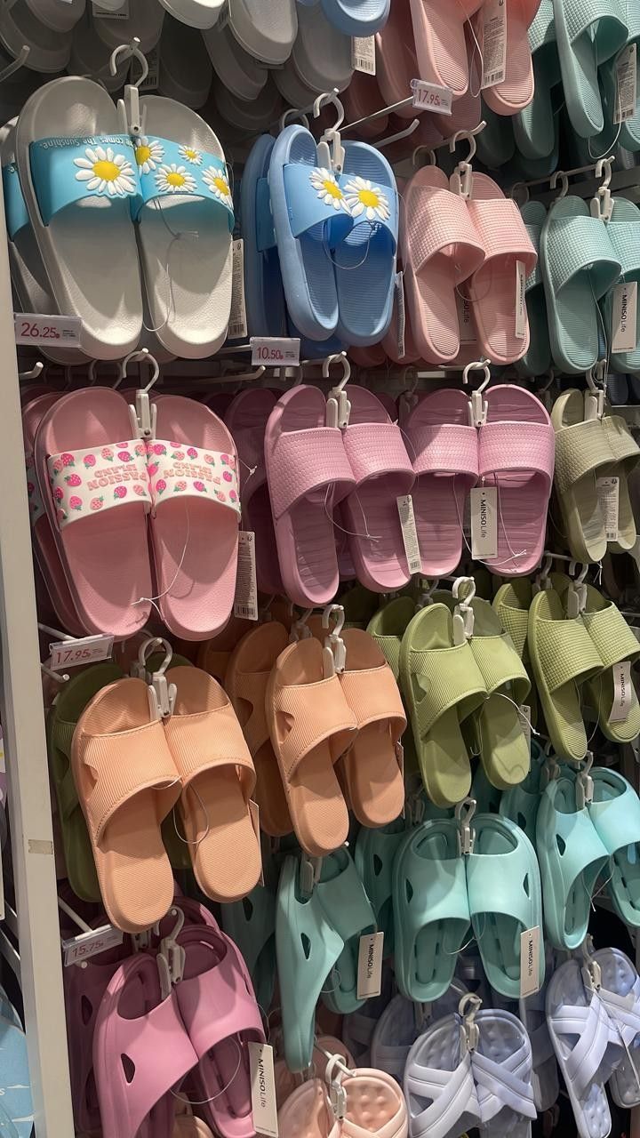 Beach Slippers Aesthetic, Flipflops Aesthetic, Beach Sandals Aesthetic, Beach Shoes Aesthetic, Beach Essentials Aesthetic, Aesthetic Flip Flops, Flip Flop Aesthetic, Flip Flops Aesthetic, Slippers Aesthetic