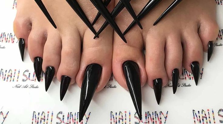 Could Long Toenails Be The Next Big Fashion Statement? Black Toe Nails, Long Toenails, Wide Nails, Ten Nails, Acrylic Toes, Acrylic Toe Nails, Summer Toe Nails, Toe Nail Designs, Nail Extensions