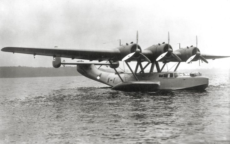 an airplane is floating in the water with two propellers on it's wings,