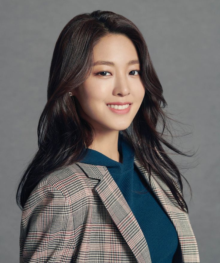 Corporate Headshot Poses, Business Headshots Women, Business Portraits Woman, Linkedin Photo, Professional Profile Pictures, Seol Hyun, Professional Headshots Women, Aoa Seolhyun, Business Portrait Photography