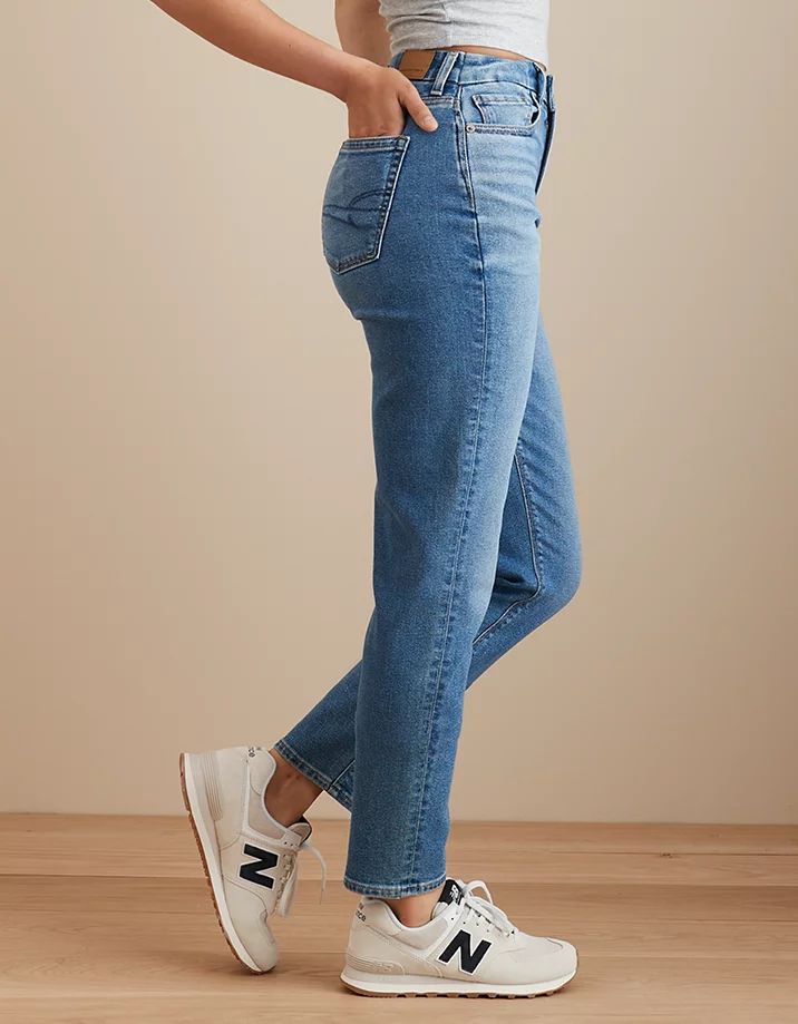 AE Stretch Curvy Mom Jean 30 Something Mom Style, Womens Casual Jeans Outfit, Slim Fashion Woman, Easy Fall Fashion For Moms, Mom Jeans High Waisted, Womens Ankle Jeans, Womens Jeans With Sneakers, Mom Style Fall 2024, Jeans Size Chart For Women