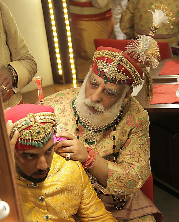 'Varnikasi' as part of the auspicious Wedding Ceremonies was held at The Palace, Udaipur on 20th January 2014.  HH Sriji Arvind singh Ji Mewar & Prince Lakshya Raj singh Mewar. Men Coture, Wedding Songs List, Rajasthani Theme, Rajasthani Wedding, Performance Ideas, भारतीय इतिहास, Mughal Jewelry, Rajasthani Bride, Songs List