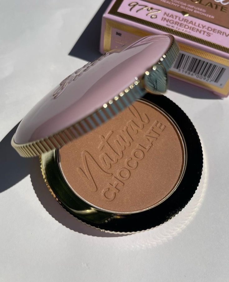 Hoola Bronzer Aesthetic, Chanel Bronzer Aesthetic, Brown Makeup Products Aesthetic, Too Faced Natural Chocolate Bronzer, Iconic London Bronzer, Girl Therapy, Too Faced Bronzer, Pretty Makeup Looks, Too Faced Makeup