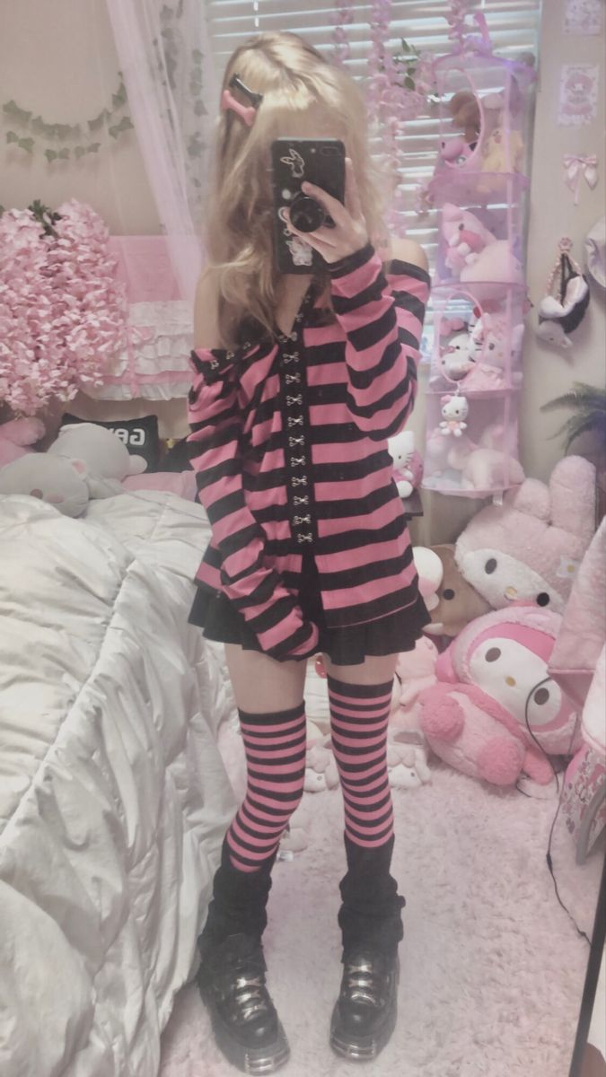 Black And Pick Outfits, Pink And Black Roblox Outfits, Fem Scene Outfit, Black And Pink Aesthetic Clothes, Pastel Pink And Black Outfit, Pink Aesthetic Clothes Pastel Goth, Pink Scene Aesthetic Outfit, Cute Emo Outfits Pastel Goth, Pink And Black Grunge Outfit