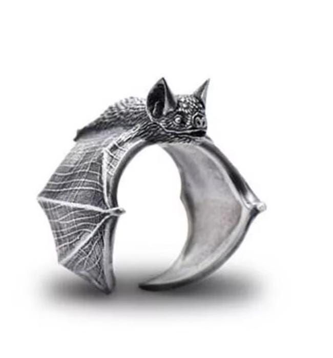 Super cool unisex bat shaped ring. Made to be resize-able!! Fits on every finger size.  Material: Silver Zinc Alloy / Stainless steel Style: Gothic, Punk, Biker, Edgy, Y2K, Men, Unisex, Masculine, Vintage Metal If you have any questions, please message me! Bat Ring, Bat Jewelry, Halloween Ring, Cosplay Jewelry, Attitude Clothing, Romantic Rings, Vintage Dragon, Dark Style, Gothic Clothing