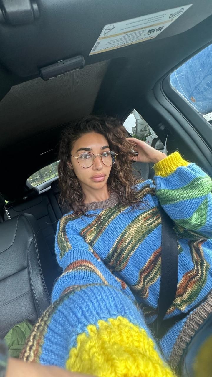 a woman sitting in the back seat of a car