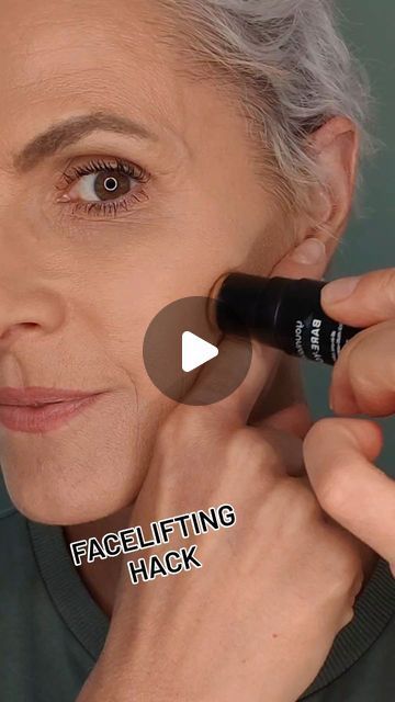 682 likes, 5 comments - gudrun_pompenig_make_up on July 21, 2024: "Lasst uns zusammen DEN angesagten Facelifting Hack testen! Wirst du ihn ausprobieren? Verwendete Produkte: Alles von Younique, All in One Stick Barely Bronzed und playful pink und Illuminating Primer 💜🩷🤍 Shoplink in Bio ❤️". Easy Party Makeup Tutorials, Makeup Wrinkles, Face Makeup Tutorial Video, Party Makeup Tutorial, Illuminating Primer, New Makeup Ideas, Makeup Tips For Older Women, Makeup For Older Women, Beginners Eye Makeup