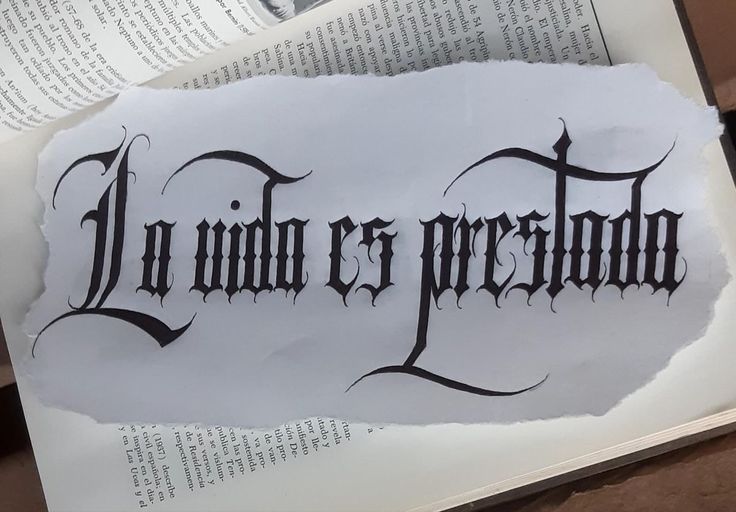 a piece of paper with the word la grande des prend written in black ink