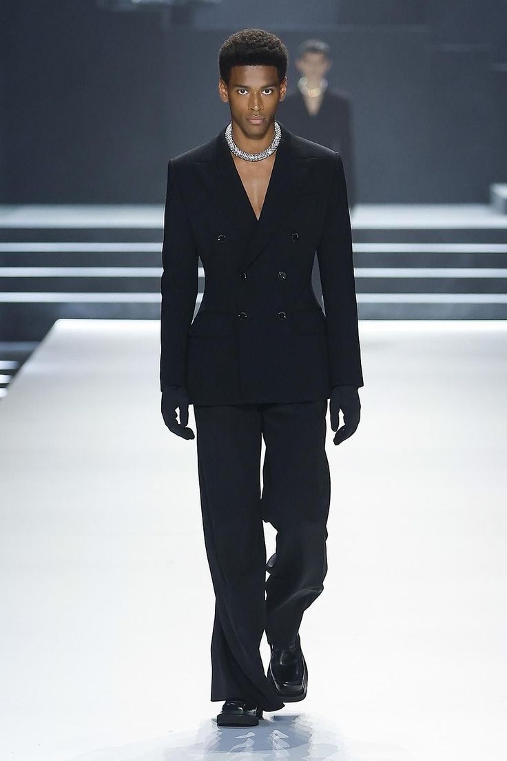 Opera Men Outfit, All Black Elegant Outfit Men, Dolce And Gabbana Suit Men, Prom Outfit Ideas Men, Aesthetic Suit Men, Runway Outfits Men, Glam Outfit Men, Prom Outfit Men, Dolce And Gabbana Suit