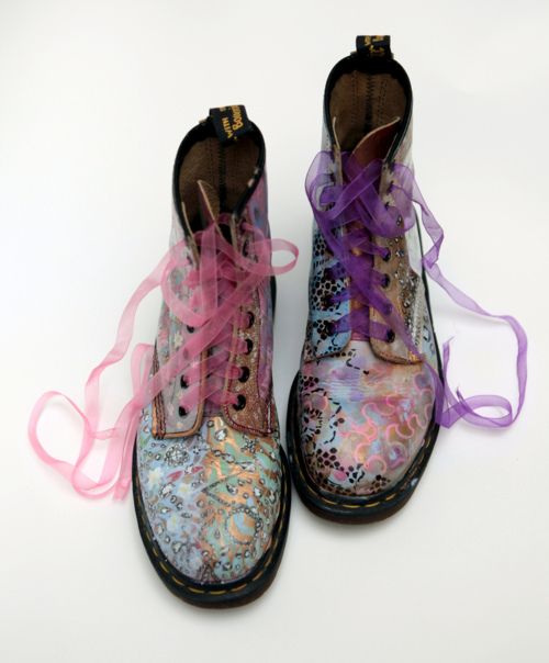 pretty boots Pretty Boots, Doc Martens Outfit, Outfit 2020, Luna Lovegood, Painted Shoes, Grunge Style, Doc Martens, Mode Inspiration, Dr. Martens Boots