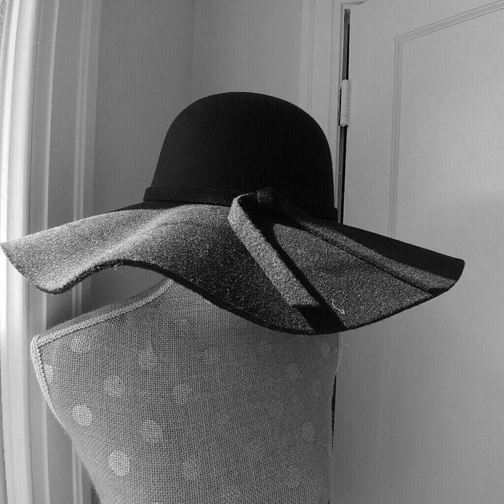 Never Worn. Perfect Condition Chic Evening Hat For Winter, Chic Winter Evening Hats, Chic Fall Hats For Evening, Chic Evening Hats For Fall, Chic Fall Evening Hats, Chic Black Hat, Black Felt Hat, Black Felt, Felt Hat