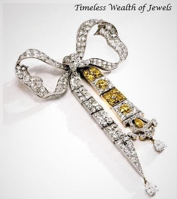 .Property of a Private Collector. Diamond Bow Brooch, circa 1900. Est. $2030,000. Photo courtesy Sotheby's. mm Edwardian Jewelry, Diamond Bows, High Jewellery, Bow Brooch, Pretty Pins, Jewelry Auction, Real Jewelry, Bow Jewelry, Deco Jewelry