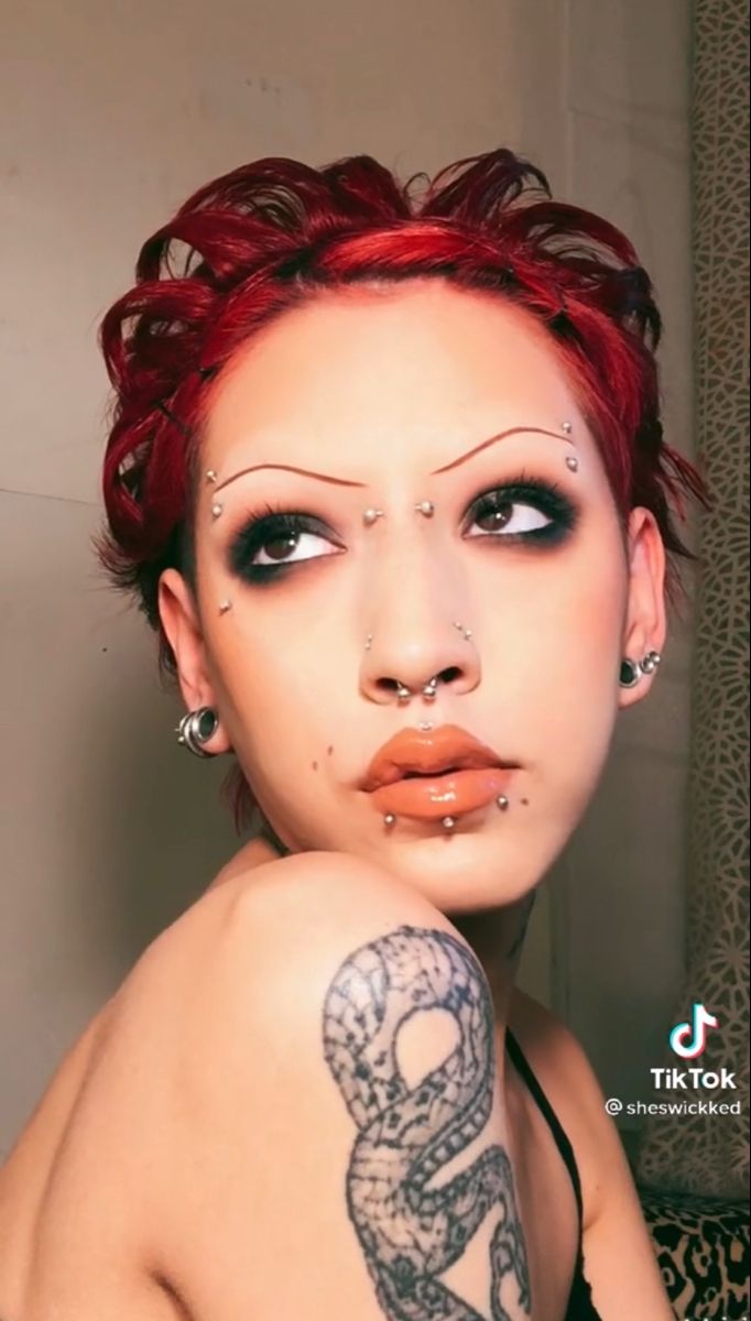 2000s Punk Rock Makeup, 90s Punk Rock Makeup, Tin Eyebrows, Nu Metal Makeup Looks, 2000s Punk Makeup, Metal Makeup Looks, Alternative Eyeshadow, 90s Rave Makeup, 70s Punk Makeup