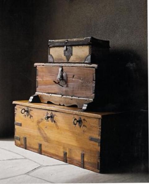 Old Wooden Boxes, Wooden Trunks, Colonial Furniture, Trunks And Chests, Antique Trunk, Old Suitcases, Vintage Trunks, Vintage Suitcases, Hacienda Style