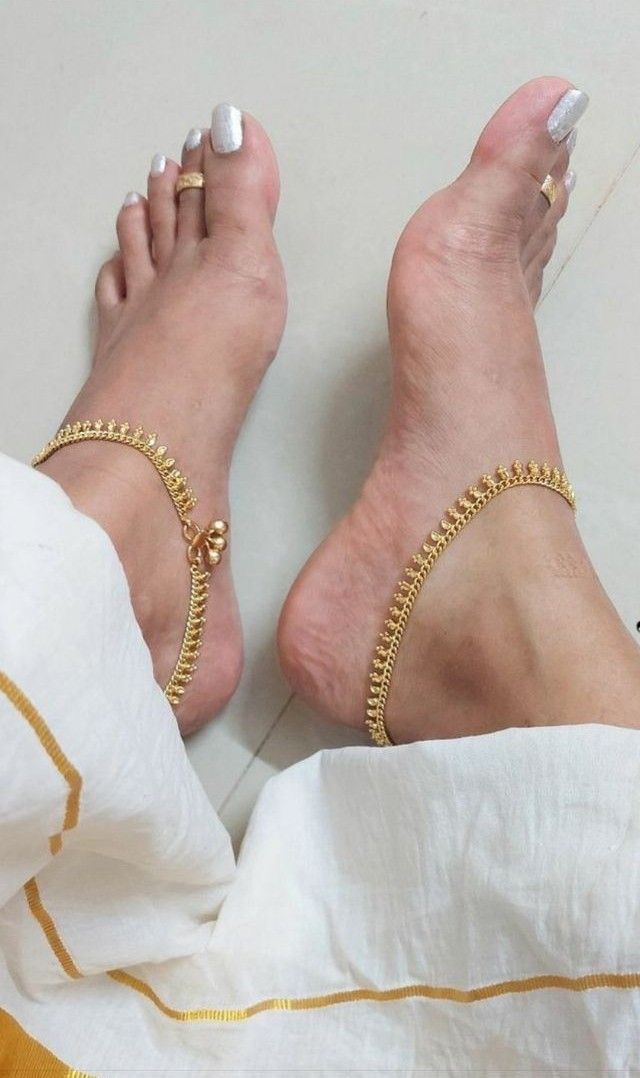 Indian Anklets Gold, Indian Feet Anklets, Gold Anklet Designs Indian, Gold Toe Rings Indian, Indian Anklet Aesthetic, Payal Designs Gold, Gold Payal Design, Leg Chain Anklets, Gold Anklets Indian