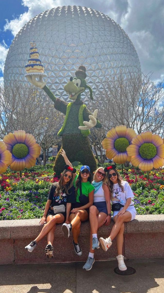 Disney World Best Friends, Disney Pics With Friends, Disney Photo Ideas Friends, Disneyland Couples Pictures, Epcot Photo Ideas, Disney World Pictures Ideas, Disney Movie Collection, Disney Poses, Disney Fits