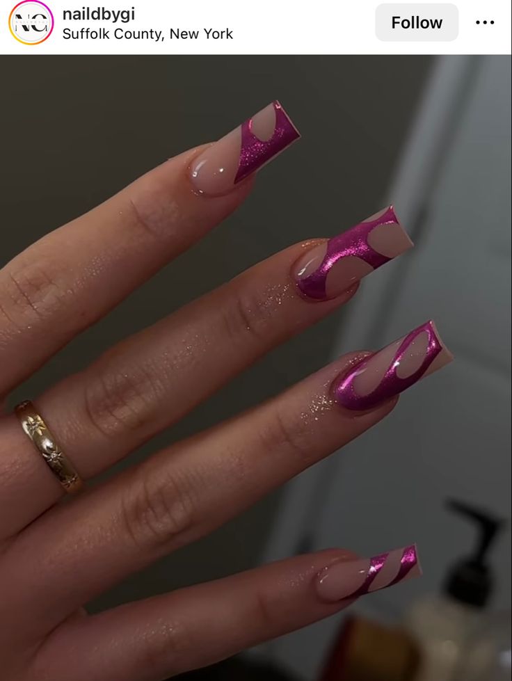 Line Around Nail Design, Nails Inspiration Pink Chrome, Cute Pink Nail Designs Square, Chrome Nails Line Designs, Abstract Nail Art Lines, Abstract Chrome Nail Art, Abstract Lines Nail Art Designs, Pink Chrome Design Nails, Abstract Acrylic Nail Designs