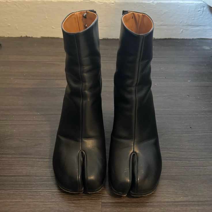 Maison Margiela, 37.5 Maison Martin Margiela Shoes, Broken Foot, Maison Margiela Tabi, Margiela Tabi, Margiela Shoes, Martin Margiela, Lady Gaga, Bootie Boots, Ankle Boot