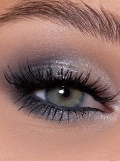 Light Smokey Eye Makeup Blue Eyes, Blue Eyes With Pink Eyeshadow, Feyre Starfall Makeup, Robert Welsh Eyeshadow, Homecoming Eyeshadow Looks, Prom Makeup For Blue Eyes Blue Dress, Grey Makeup Looks, Machiaj Smokey Eyes, Teknik Makeup