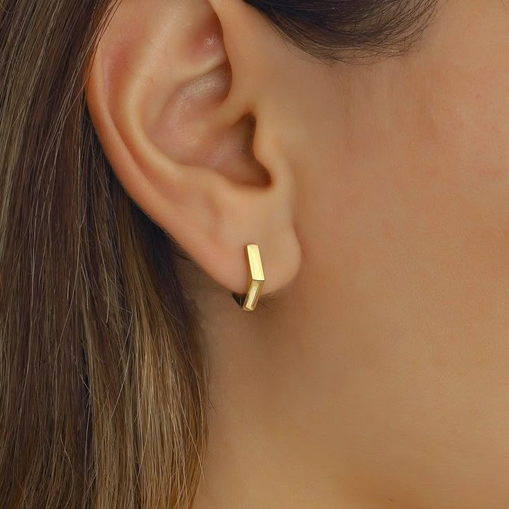 Another fantastic minimalist shape for your everiday huggies!😍 Modern girl - modern shape!👈 They will serve you lifetime! Thank me later 😁 Earrings For Mom, Earrings Geometric, Valentine Gift, Gold Earrings, Solid Gold, Gift For Her, Hoop Earrings, Gold