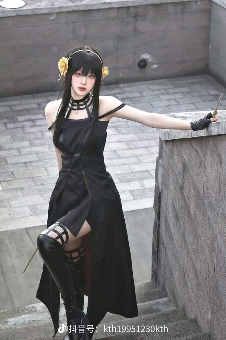 ©kth19951230kth Draw Ruffles, Simple Cosplay Ideas, Black Dress Leather, Halter Black Dress, Spy X Family Yor Forger, Yor Forger Cosplay, Spy X Family Yor, Family Cosplay, Anime Spy X Family