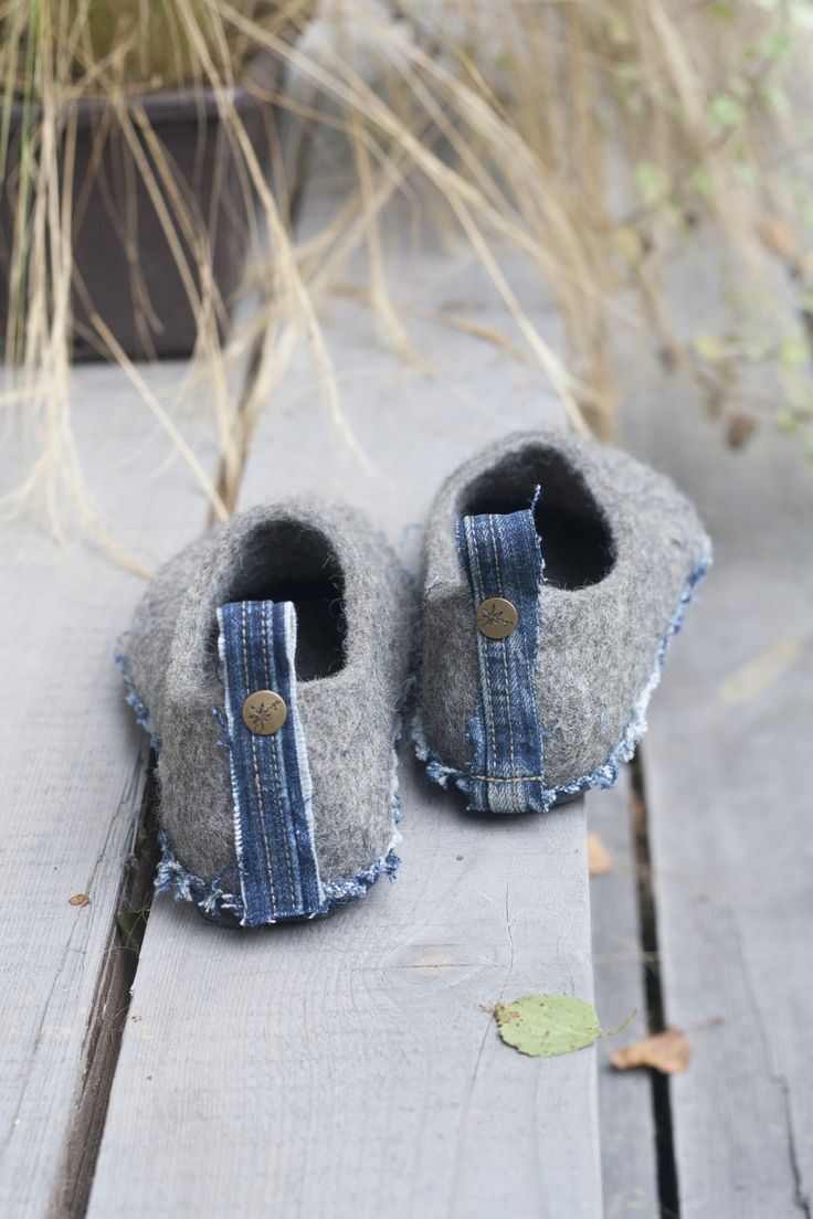 Felted unisex slipper with recycled jeans soles Upcycling, Couture, Slippers From Old Sweaters, Sewing Slippers, Felted Shoes, Ladies Slippers, Felt Shoes, Support Women, Felt Embroidery