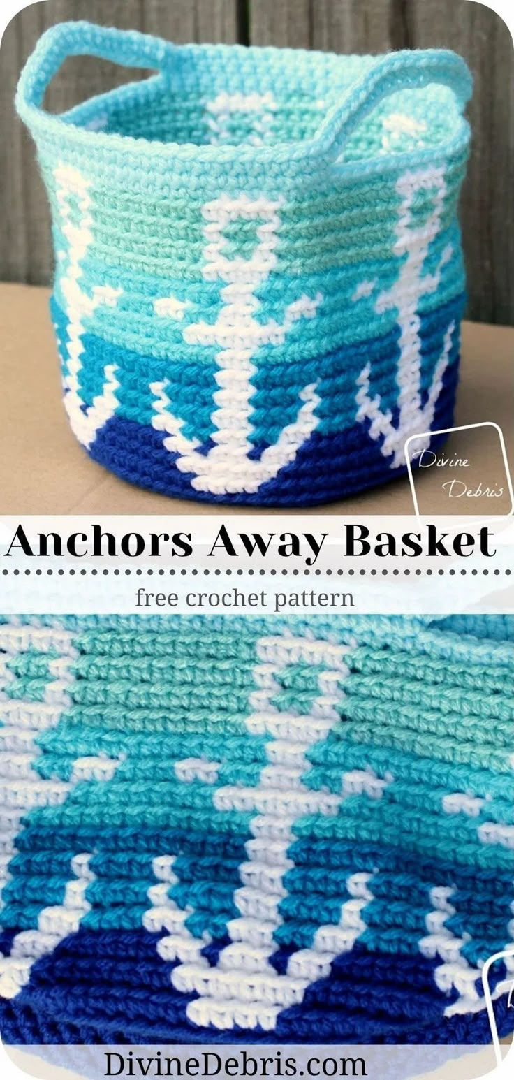 two baskets that have been made to look like they are knitted with blue and white yarn