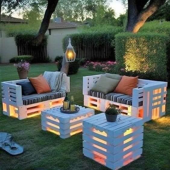 Molding Bedroom, Turf Backyard, Summer Deck, Frame Molding, Pallet Patio Furniture, Pallet Patio, Backyard Furniture, Diy Garden Furniture, Backyard Diy Projects