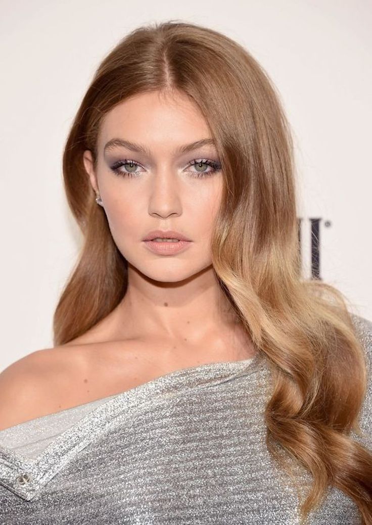 How to style a one shoulder dress_side swept soft waves 4 Haircut Styles, Blond Închis, Gigi Hadid Hair, Gigi Hadid Beauty, Vlasové Trendy, Honey Blonde Hair, Makijaż Smokey Eye, Fashion Media, 2018 Fashion