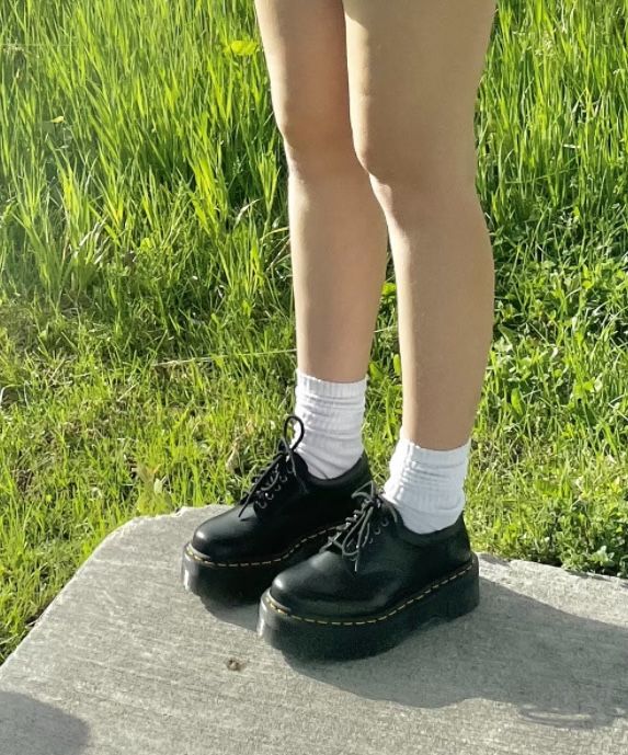 doc martens, 1975, doc marten outfit, goth, outfit inspo, coquette, casual outfit, school outfit, shoe inspo, lazy outfit, lana del ray, tumblr aesthetic, socks Doc Martens Flats, Dc Martens Shoes, Bex Smooth Dr Martens Outfits, Doc Martens Shoes Aesthetic, Flat Doc Martens, Doc Martin Low Top Outfit, Lace Up Doc Martens Outfit, Low Doc Martens Outfit Aesthetic, Loafer Doc Martens