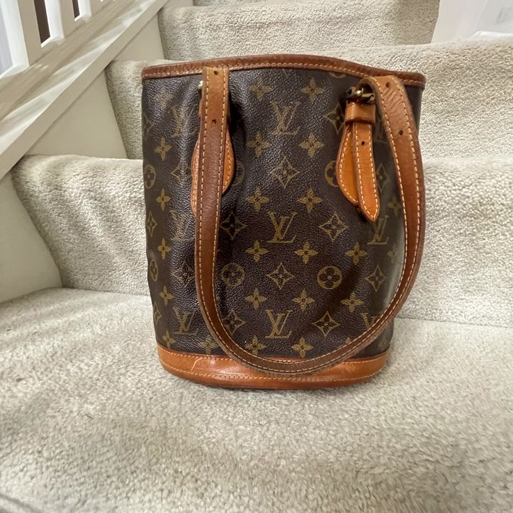 The Exterior Of The Bag Is In Excellent Condition (See Pics Re A Spot On One Side). There Is Some Wear In The Interior (Please See Pics) And Priced Accordingly. Keep In Mind This Is Not A Brand New Purse Please Be Aware Of Normal Signs Of Use. Kindly Examine And Ask Questions So You'll Know What You Are Getting. Please Be Mindful Of Making An Offer As Posh Takes 20% Fee And That Includes Free Authentication, Item Will Be Sent To Them First To Guarantee Authenticity. Details Base Length: 9” Heigh Lv Damier Ebene, Louis Vuitton Vernis Alma, Louis Vuitton Bucket Bag, Louis Vuitton Satchel, Louis Vuitton Deauville, Louis Vuitton Speedy 40, Louis Vuitton Alma Pm, Louis Vuitton Speedy 35, Louis Vuitton Speedy 30