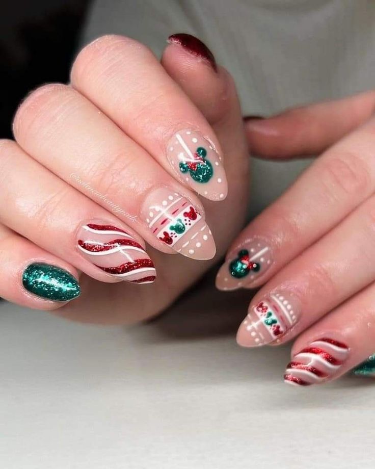 Nails Red And Green, Christmas Fake Nails, Nails Winter Christmas, Disney Christmas Nails, Mickey Mouse Nails, Mickey Nails, Cute Christmas Nails, Christmas Nails Easy, Christmas Gel Nails