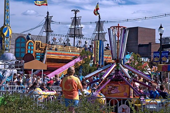 an amusement park filled with people and rides