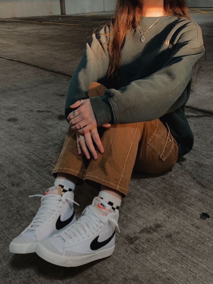 Thrifted hoodie, brown dickies cargos, and nike trail blazers Nike Blazers Outfit Ideas, Nike Blazer Fits, Outfits With Nike Blazers, Outfit Ideas Preppy, Dickies Outfit, Nike Blazers Outfit, Outfit Ideas School, Nike Blazers, Black Jeans Outfit