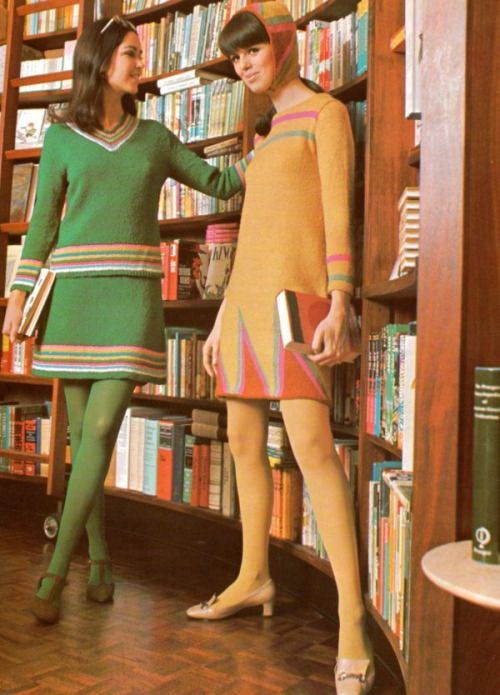 #Sixties | Fashion Swinging Sixties Fashion, Knitted Winter Dress, Dresses And Tights, Vogue Vintage, 60s 70s Fashion, Fashion 1960s, Swinging Sixties, Colored Tights, Sixties Fashion