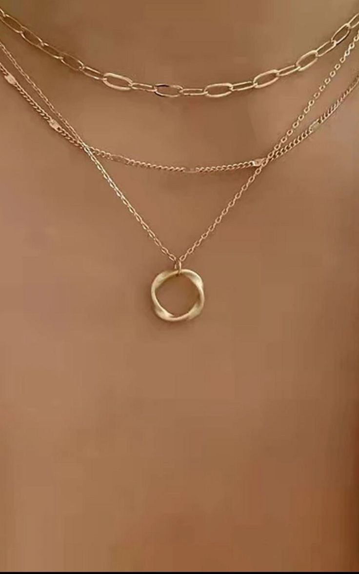 Classy Layered Necklaces, Gold Minimalist Jewelry Aesthetic, Jewellery Inspo Necklaces, Trendy Gold Jewelry 2024, Good Necklaces, Pretty Gold Jewelry, Modern Gold Jewelry For Wedding, How To Layer Jewelry, Gold Jewelry Inspiration