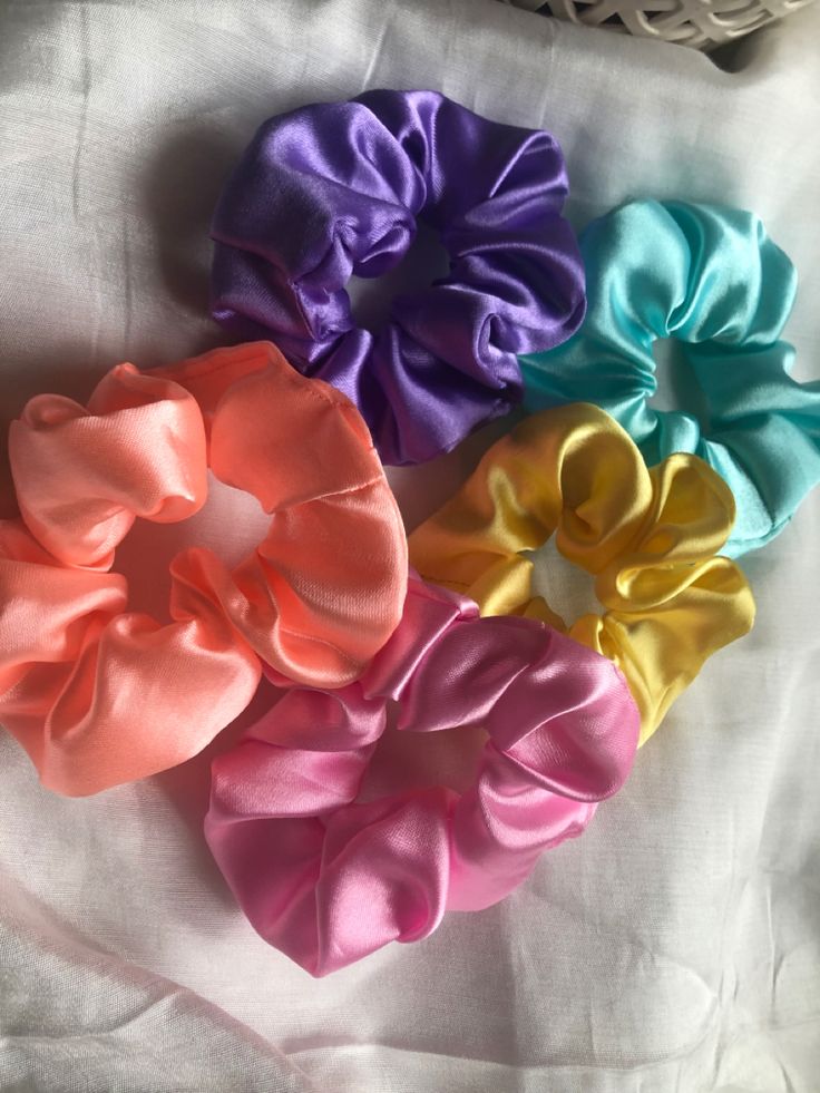 Scrunchies Business, Handmade Scrunchie, Band Hair, Business Idea, Hair Stuff, Hair Tie, Hair Claw, Sewing Ideas, Fabric Scraps