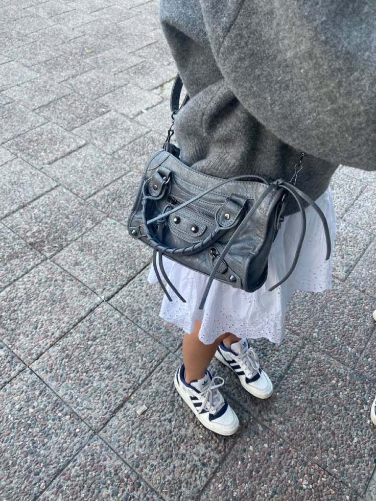 Balenciaga City Outfit, Balenciaga City Bag Outfit, Balenciaga Bag Outfit, Stockholm Summer, Rome Outfits, Mode Zara, Skandinavian Fashion, Stockholm Style, Autumn Fits