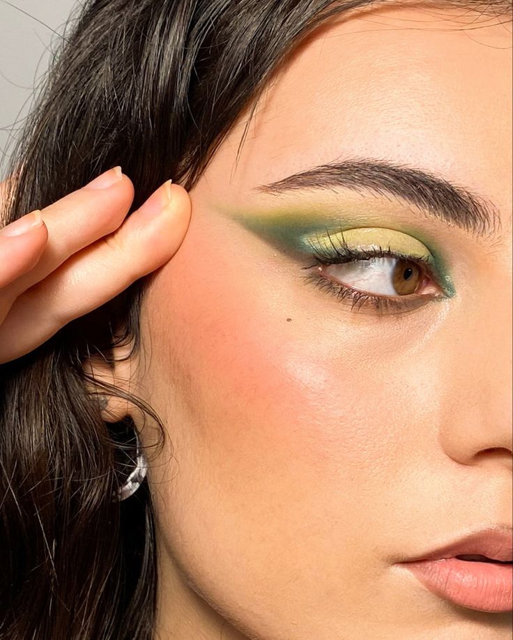 Green makeup for brown eyes Green Make Up Looks Brown Eyes, Matcha Makeup Look, Brown Green Makeup, Green Brown Makeup, Green Makeup Brown Eyes, Brown And Green Makeup, Green And Brown Makeup, Matcha Makeup, Makeup Verde