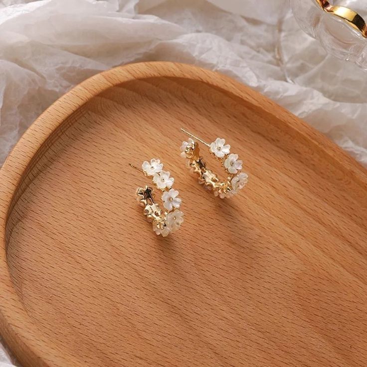 Gold Plated Hoops Earrings White Pearls Acrylic Flowers Very Feminine And Elegant Kawaii Earrings, Botanical Earrings, Korean Earrings, Daisy Earrings, Girly Jewelry, Floral Earrings, Geometric Earrings, Pretty Jewellery, Ear Jewelry